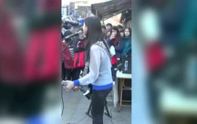 四川小姐姐广州街头唱歌,歌声飘扬引路人驻足
