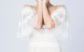 女神写真曝光惊艳全场,美艳绝伦，魅力四溢，现场观众为之倾倒”