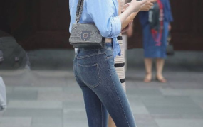 贵州小姐姐穿牛仔裤跳舞,小姐姐展现独特魅力