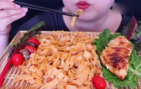 三位小姐姐吃鱿鱼干,美味瞬间点燃味蕾狂欢”