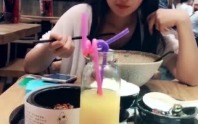 喝白酒最牛的小姐姐图片,一饮惊人，品鉴风采的小姐姐风采展示”